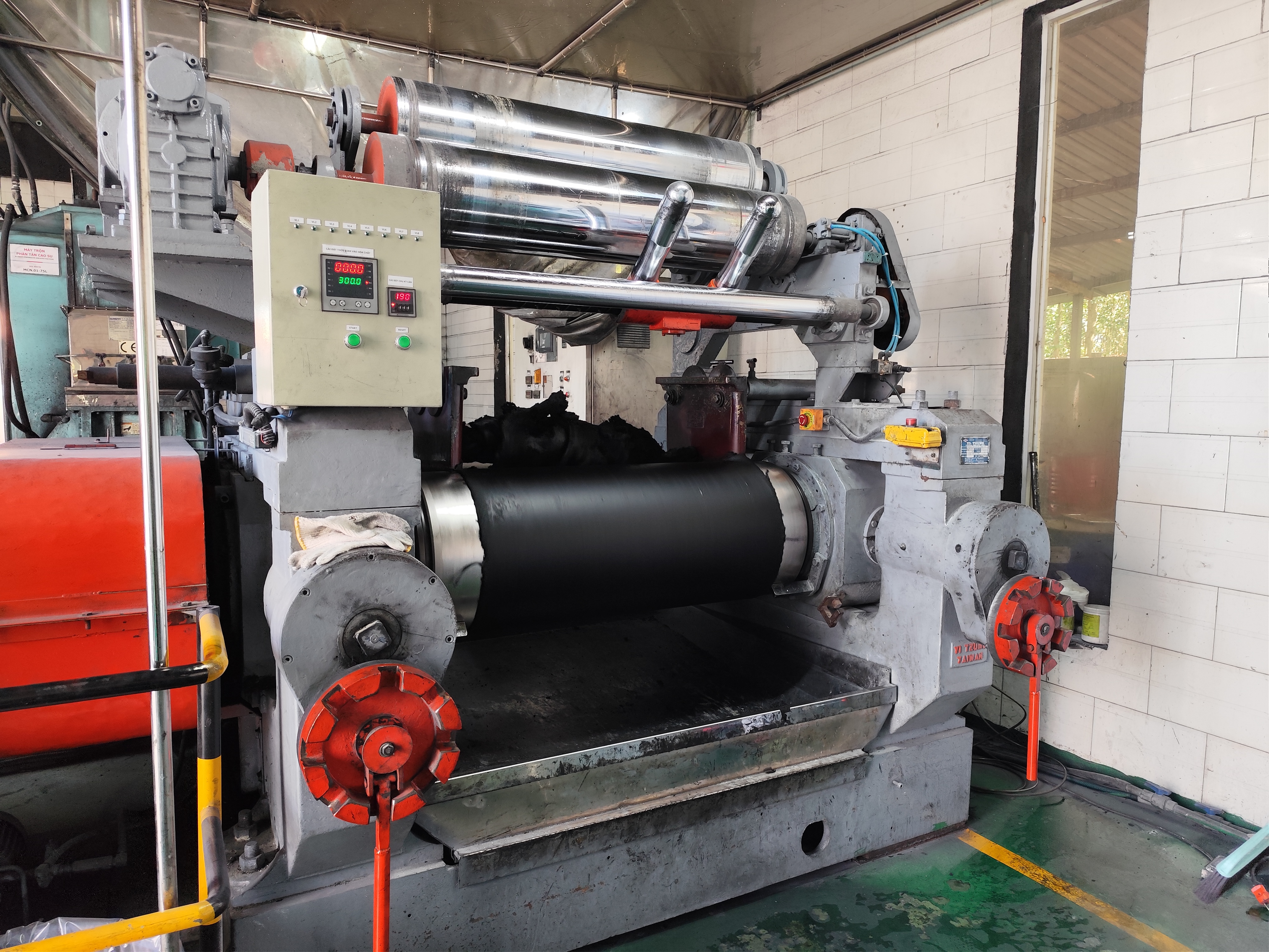 rubber mixing machine.jpg